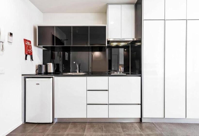 إستوديو قياسى, Pegasus Apart