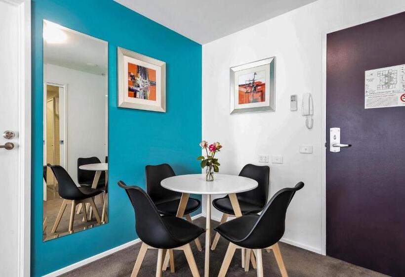 شقة غرفتين, Pegasus Apart