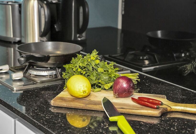 إستوديو قياسى, Pegasus Apart