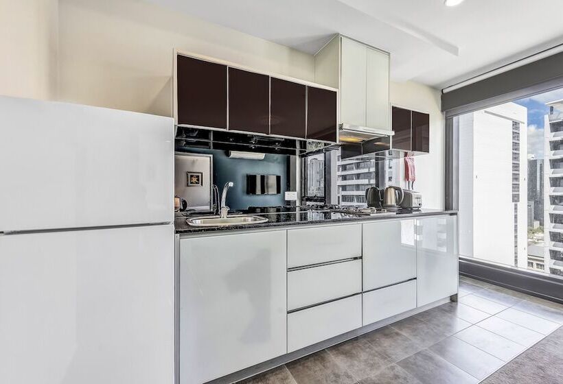 شقة غرفة واحدة, Pegasus Apart