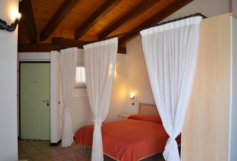 Standard studio with lake view, La Madrugada