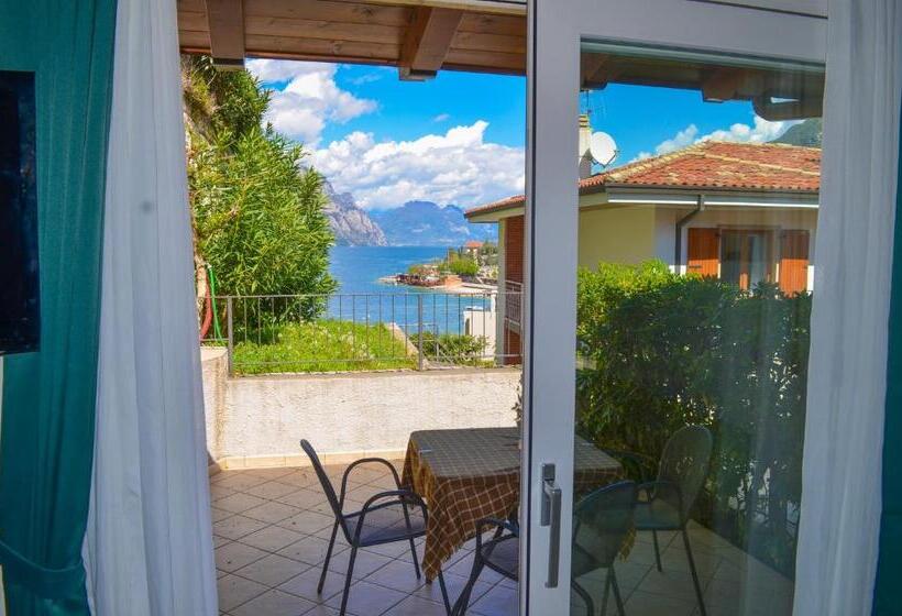 Standard studio with lake view, La Madrugada