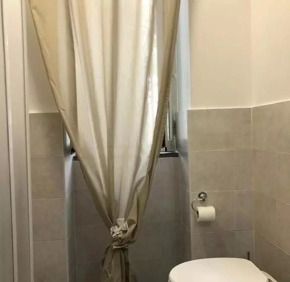 اتاق استاندارد سه نفره, Golden Mile B&b