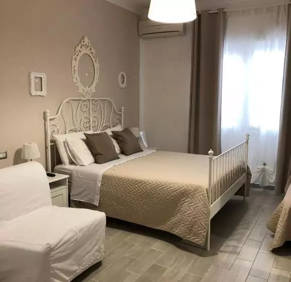 اتاق استاندارد سه نفره, Golden Mile B&b