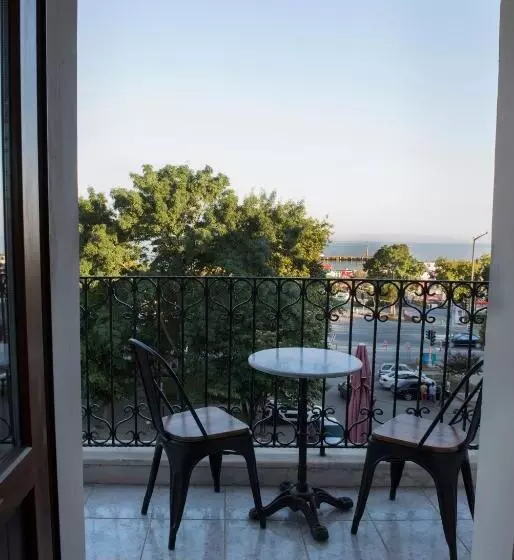 سوییت با چشم‌انداز دریا, Rodosto