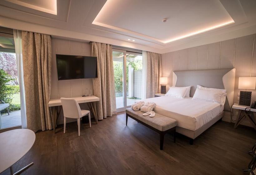 Полулюкс Повышенной Комфортности, Splendido Bay Luxury Spa Resort