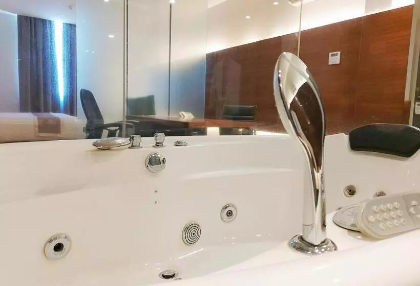 سوییت, The Leverage Business Hotel Mergong