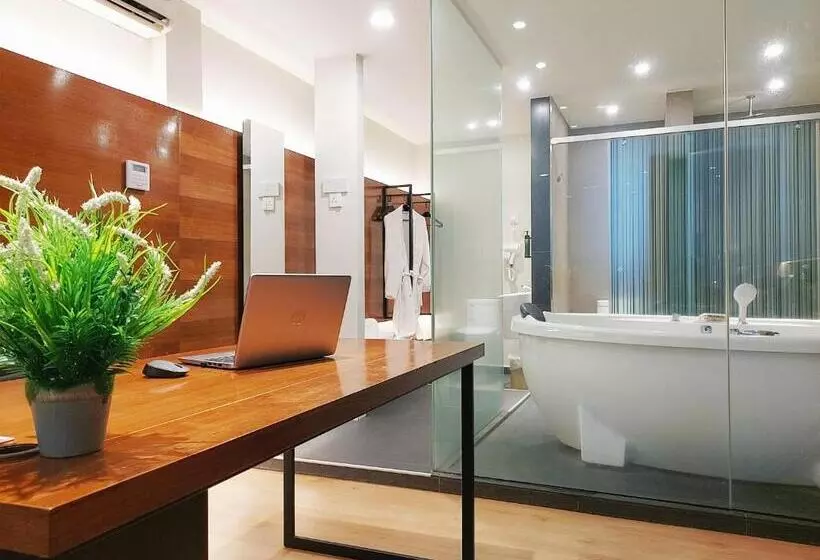 سوییت, The Leverage Business Hotel Mergong