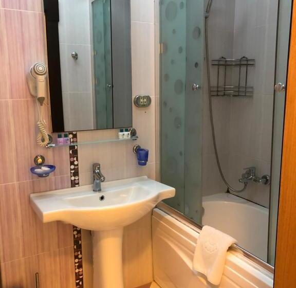 سوییت جونیور با چشمانداز استخر, Aysberq Resort