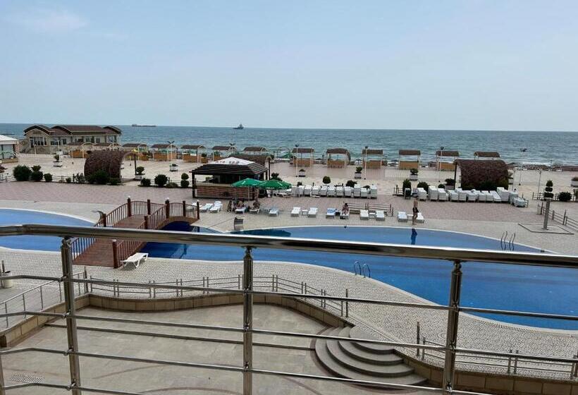 سوییت جونیور با چشمانداز استخر, Aysberq Resort