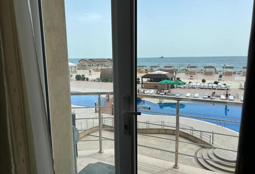 سوییت جونیور با چشمانداز استخر, Aysberq Resort