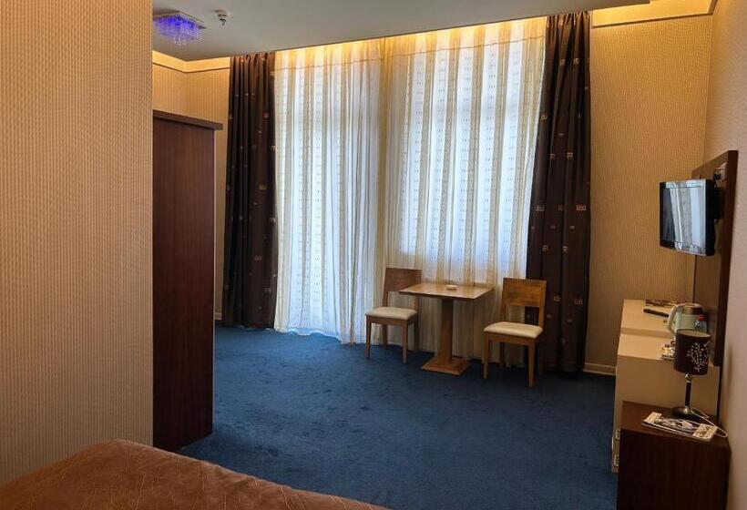 سوییت جونیور با چشمانداز استخر, Aysberq Resort