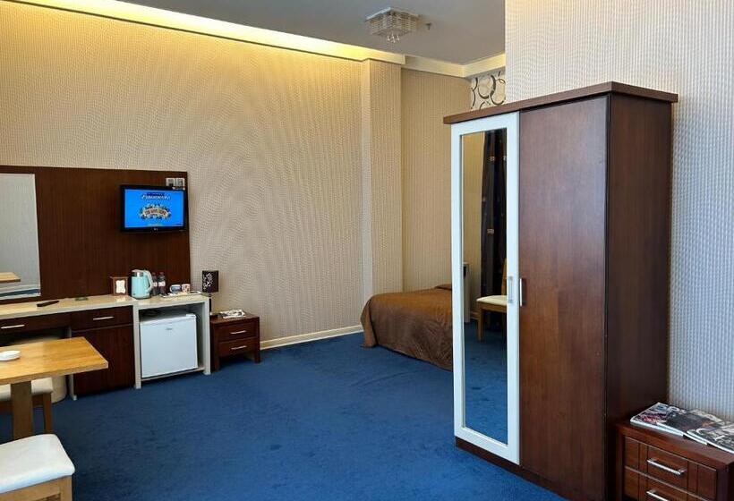 سوییت جونیور با چشمانداز استخر, Aysberq Resort