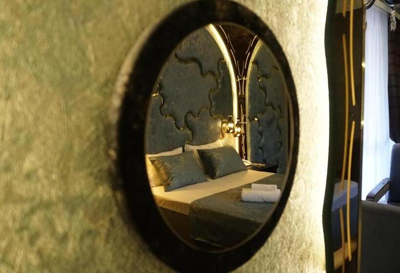 Deluxe Room King Size Bed