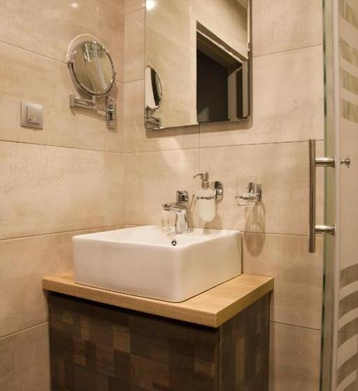 スタンダードトリプルルーム, Erika