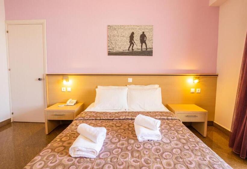 庭の見えるシングルルーム, Irini