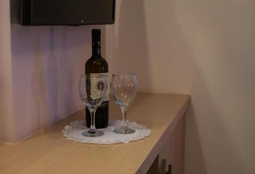 サイドシービューファミリールーム, Irini