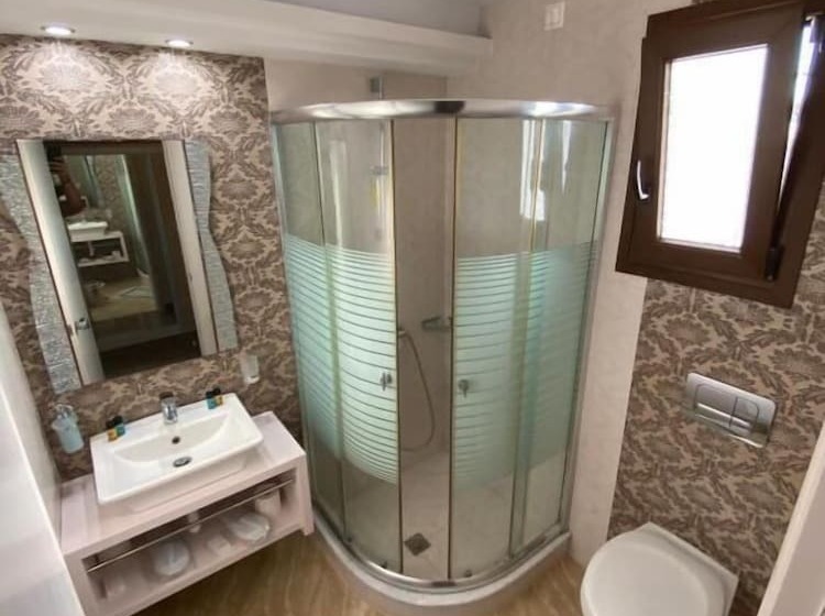 スタンダード４人部屋, Irini