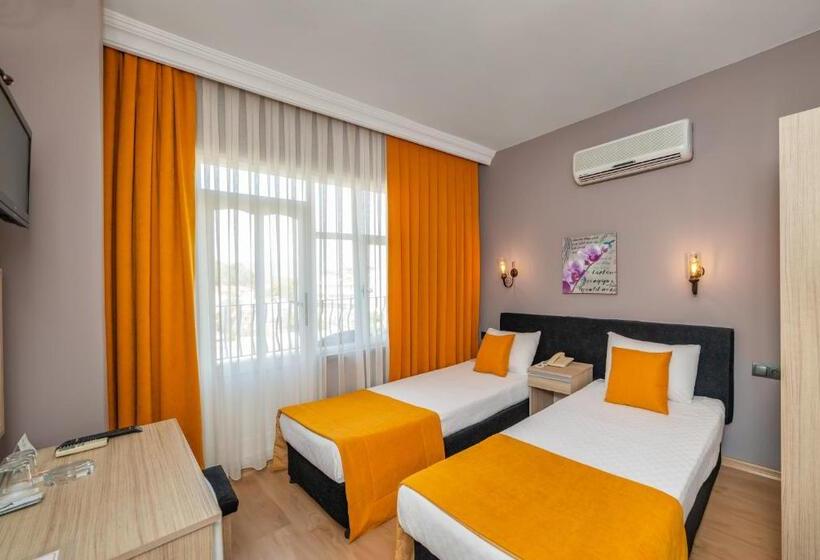 غرفة قياسية مطلّة علي البحر, Yasemin