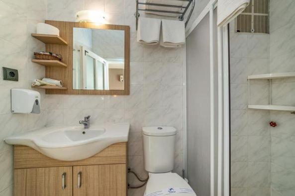 غرفة قياسية مطلّة علي البحر, Yasemin