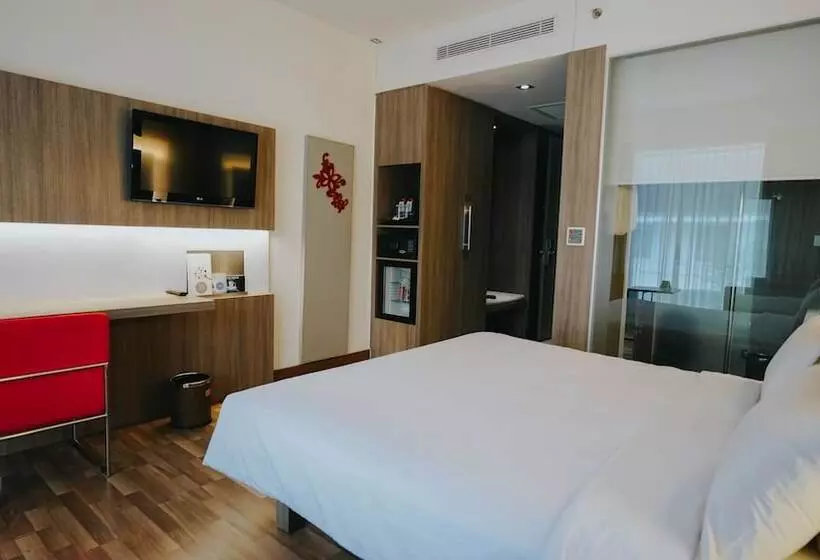 プールの見えるスーペリアルーム, Novotel Banjarmasin Airport