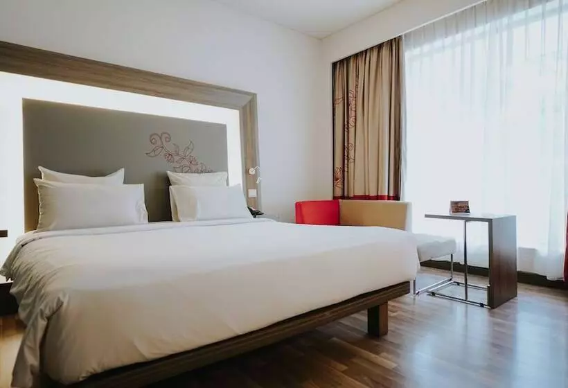 プールの見えるスーペリアルーム, Novotel Banjarmasin Airport