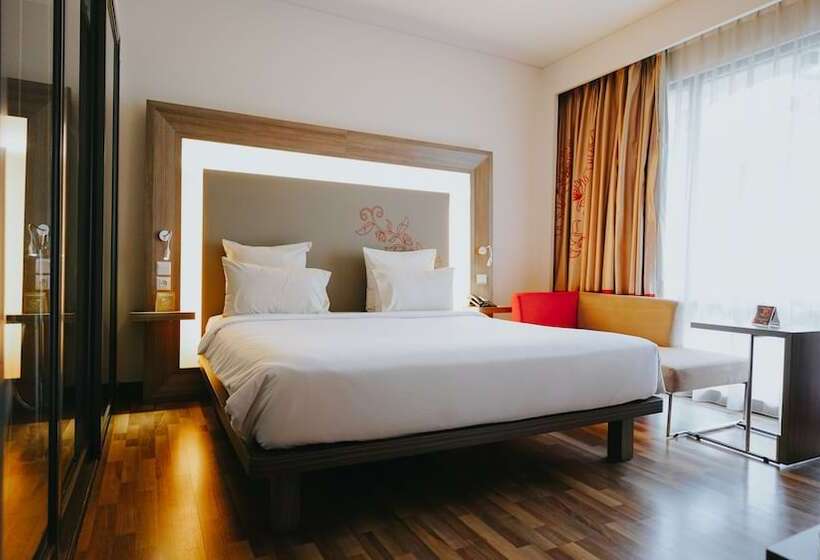 اتاق سوپریور با چشم‌انداز استخر, Novotel Banjarmasin Airport