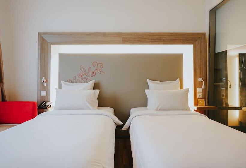 Номер Superior Вид на Бассейн, Novotel Banjarmasin Airport