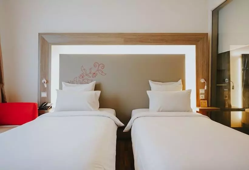 プールの見えるスーペリアルーム, Novotel Banjarmasin Airport