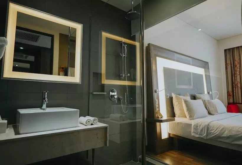プールの見えるスーペリアルーム, Novotel Banjarmasin Airport
