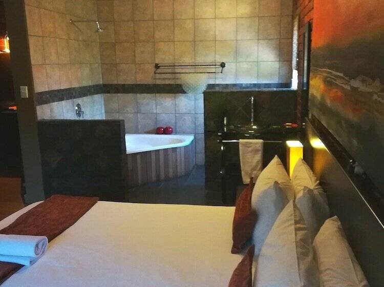 Люкс Повышенной Комфортности, 24 Onvrey Guest House