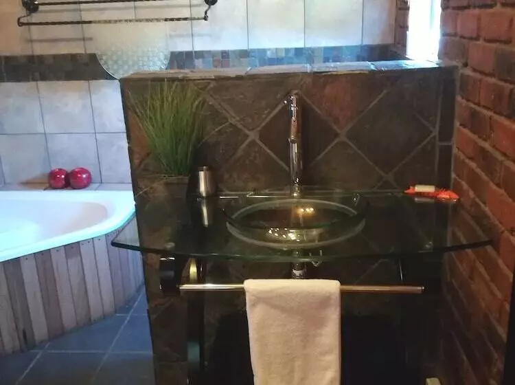 سوییت لوکس, 24 Onvrey Guest House