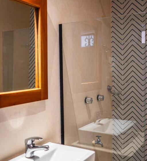 标准间带游泳池, Maria De La Luz