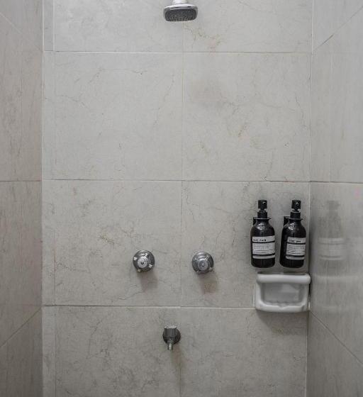 带阳台的三人标准间, Maria De La Luz