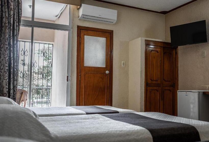 带阳台的三人标准间, Maria De La Luz