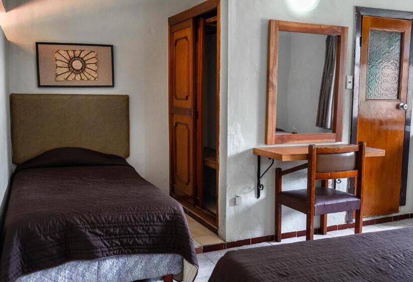 高级三人间, Maria De La Luz