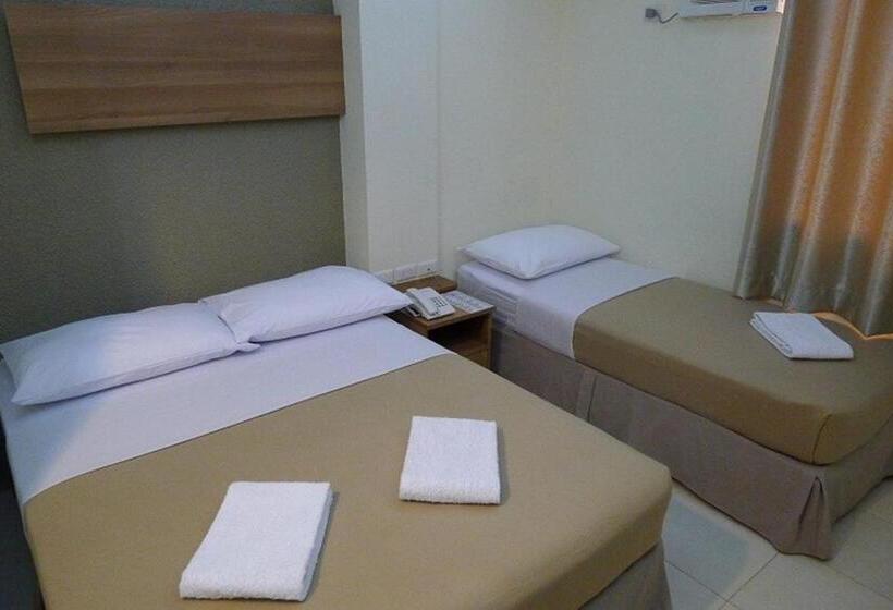 חדר סטנדרט לשלושה, The Center Suites