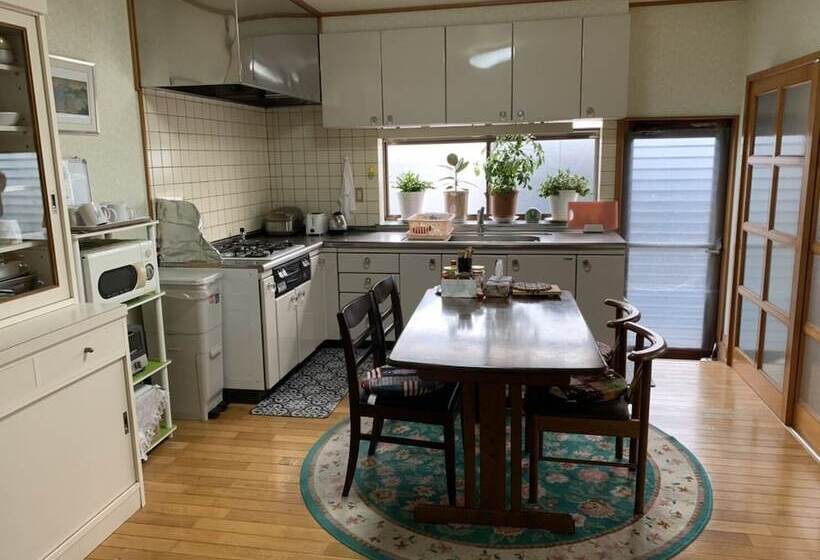 اتاق خانوادگی, Guest House En