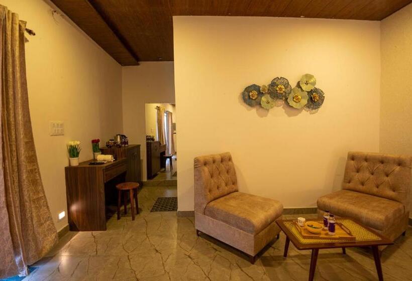 חדר דחוקס עם מיטת קינג, Takshshila Park And Resorts