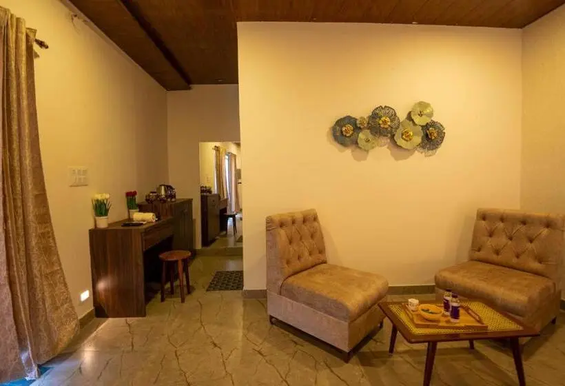 キングサイズベッドのデラックスルーム, Takshshila Park And Resorts