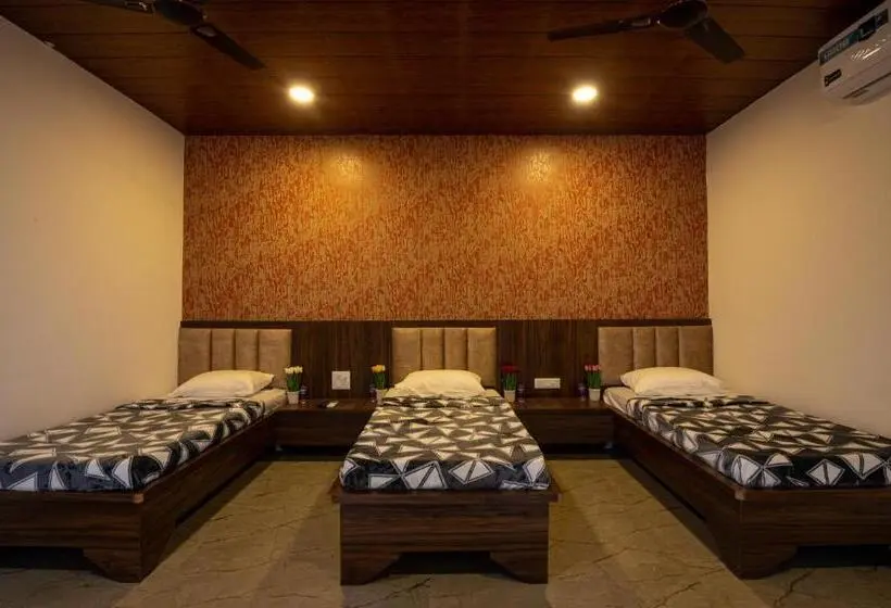 庭の見えるスタンダードトリプルルーム, Takshshila Park And Resorts