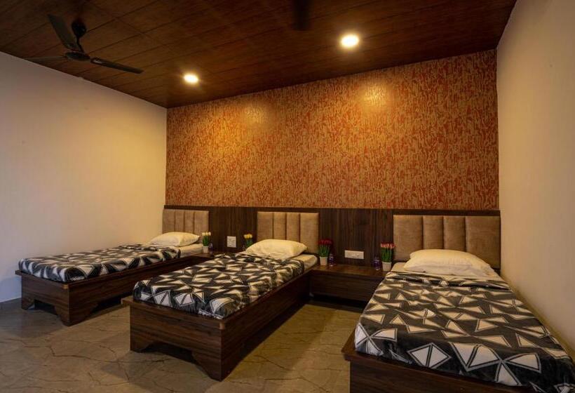 חדר סטנדרט לשלושה עם נוף לגינה, Takshshila Park And Resorts