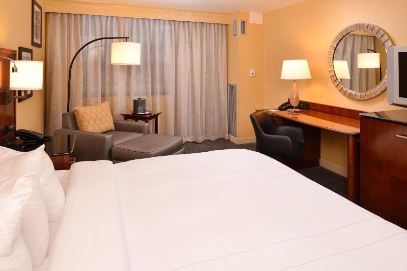 Номер Deluxe, Aston Makassar Hotel & Convention Center