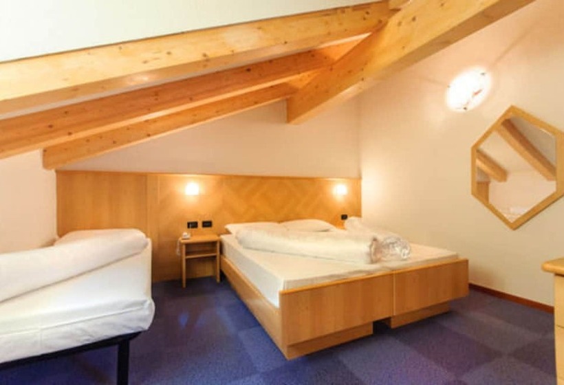 חדר קלאסי לשלושה, Bellamonte