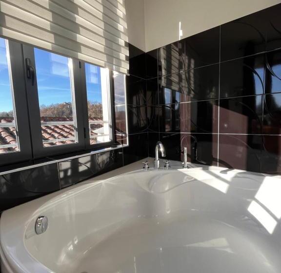 Superior Room King Size Bed, Le Vinois