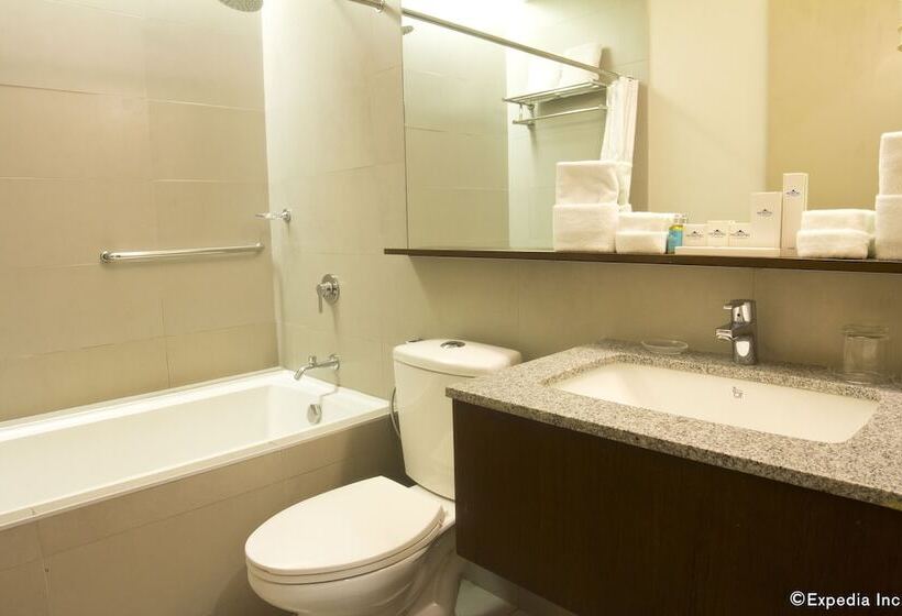 جناح, Microtel By Wyndham Acropolis