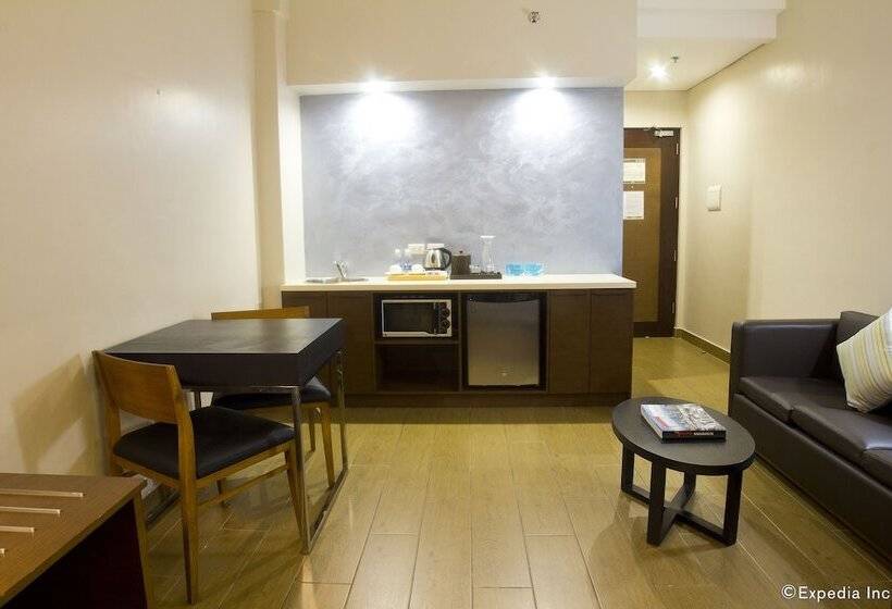 جناح, Microtel By Wyndham Acropolis