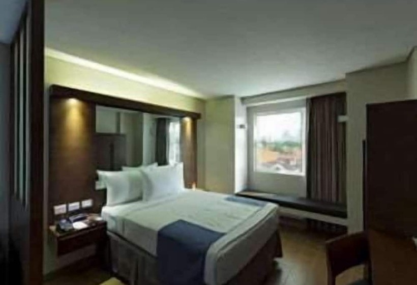جناح, Microtel By Wyndham Acropolis