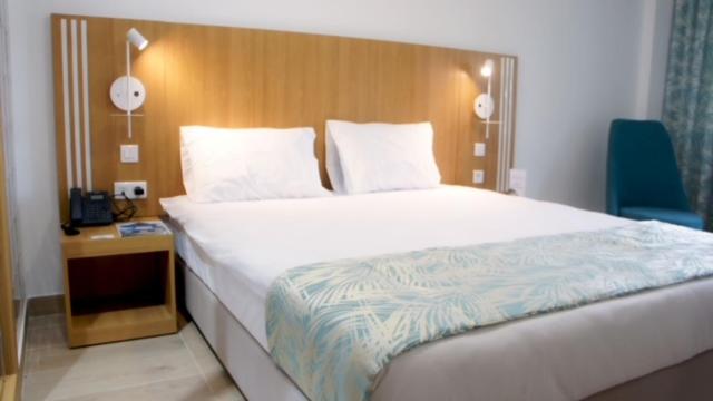 اتاق لوکس, Delphin Nouadhibou