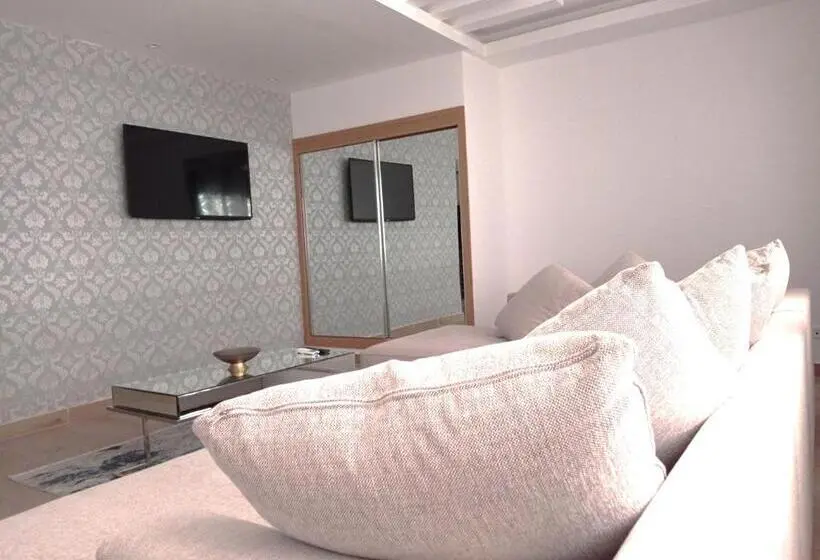 سوئیت پرزیدنت, Delphin Nouadhibou
